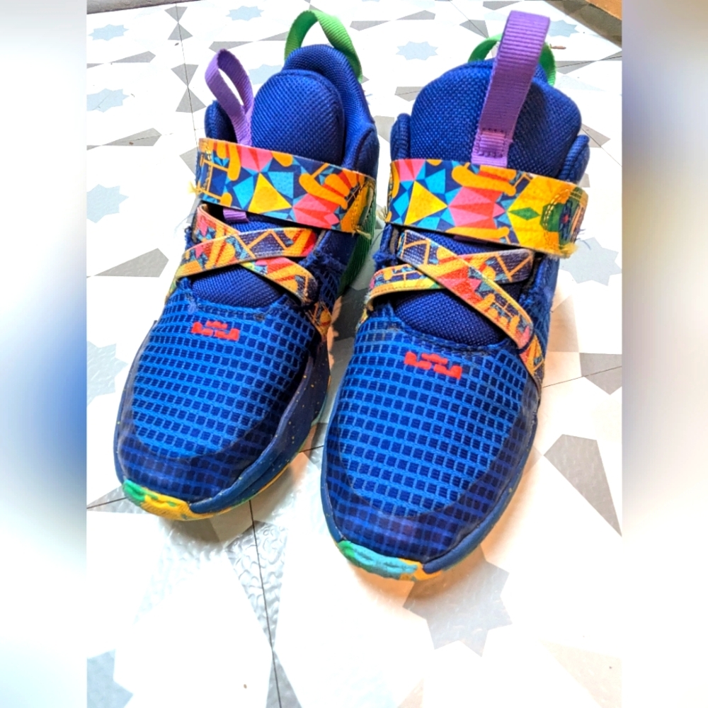 Nike Lebron Witness VII basketball shoe